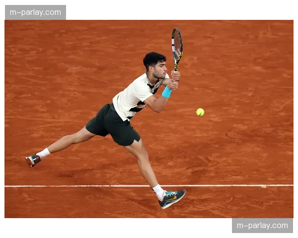 特写：看台上，克莱蒙的定位球教练用平板电脑记录每一次发球落点