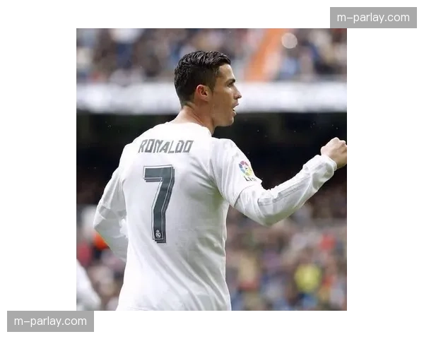 特写：看台上，一位小球迷为C罗的皇马球衣落泪